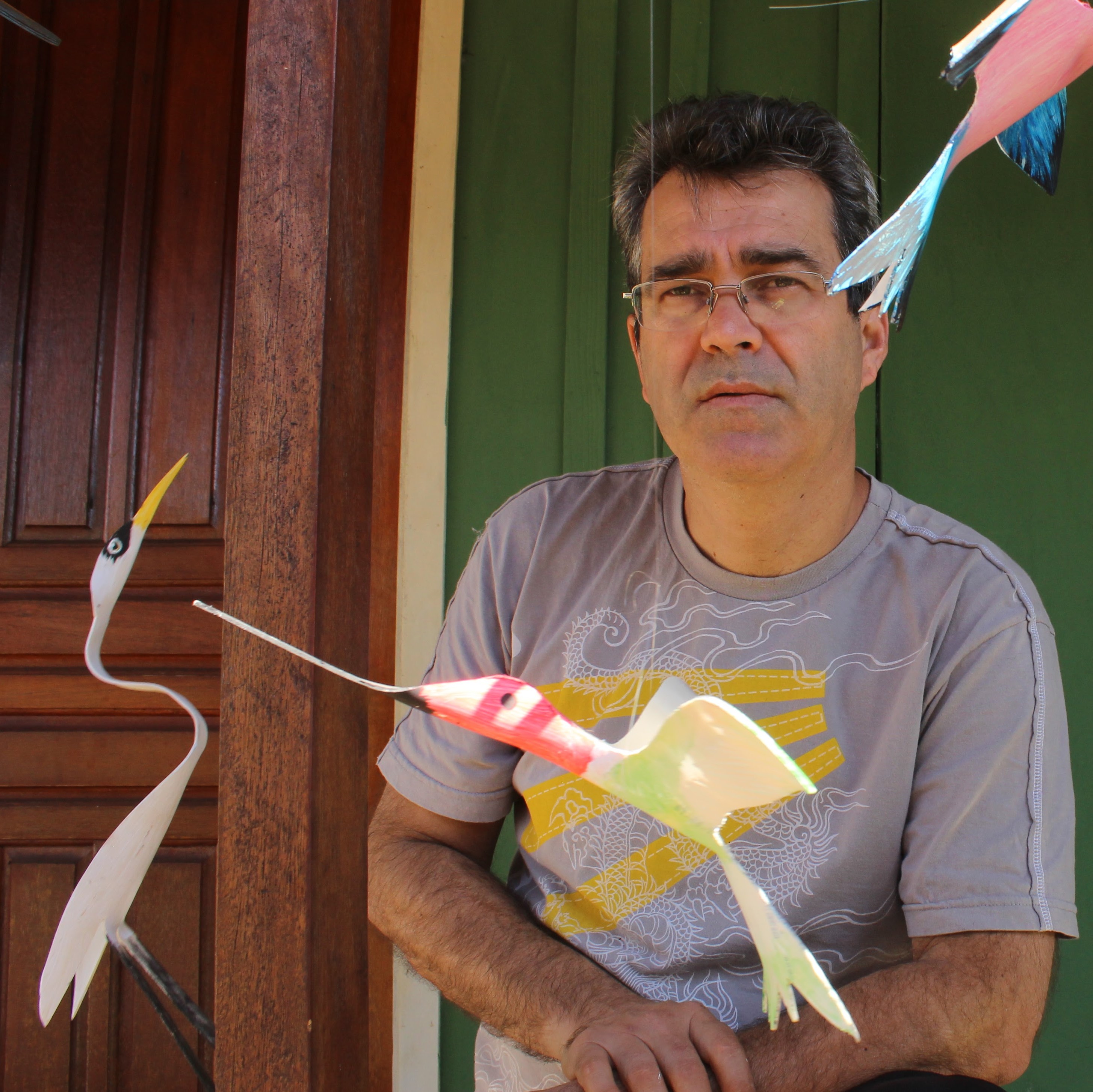 Marcelo e seus pássaros de PVC